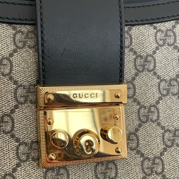 Authentic Gucci GG Supreme Medium Shoulder Bag - Picture 5 of 13